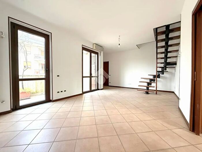 Appartamento quadrilocale in vendita in Via Piave, Caronno Pertusella