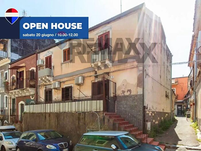 Casa con 8 locali in vendita in Via Santa Barbara, Catania