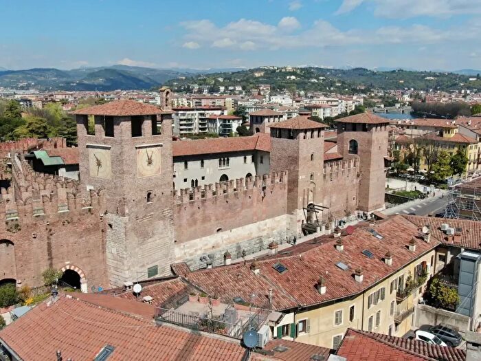 Appartamento quadrilocale in vendita in Corso Castelvecchio, Verona