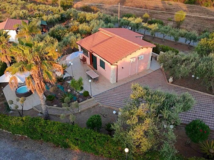 Casa trilocale in vendita in Via Valeria, Campofelice Di Roccella