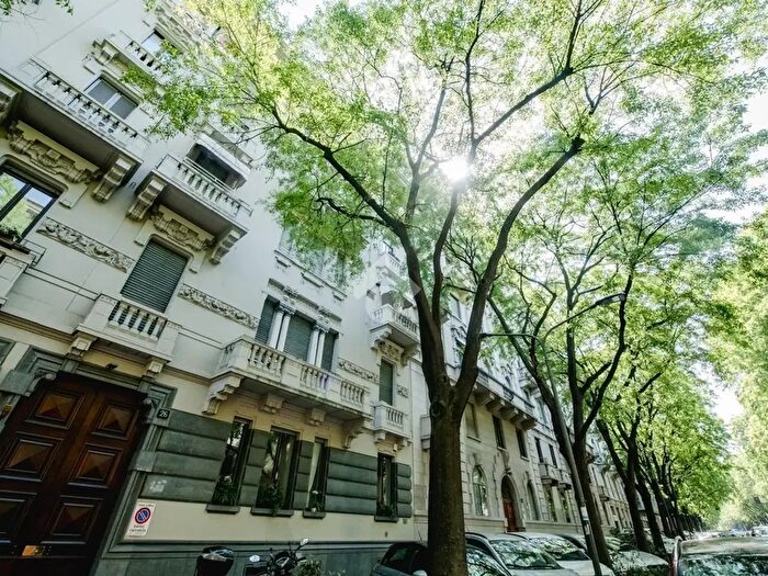 Appartamento trilocale in affitto in Via Castel Morrone, Milano