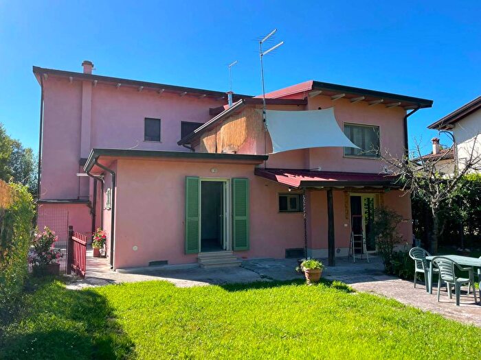 Appartamento trilocale in affitto in Via Tonfano, Pietrasanta