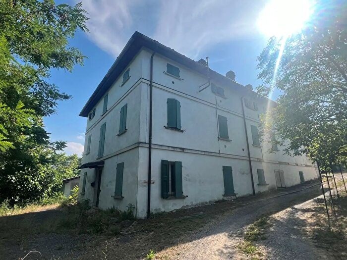 Casa con 17 locali in vendita in Castellarano