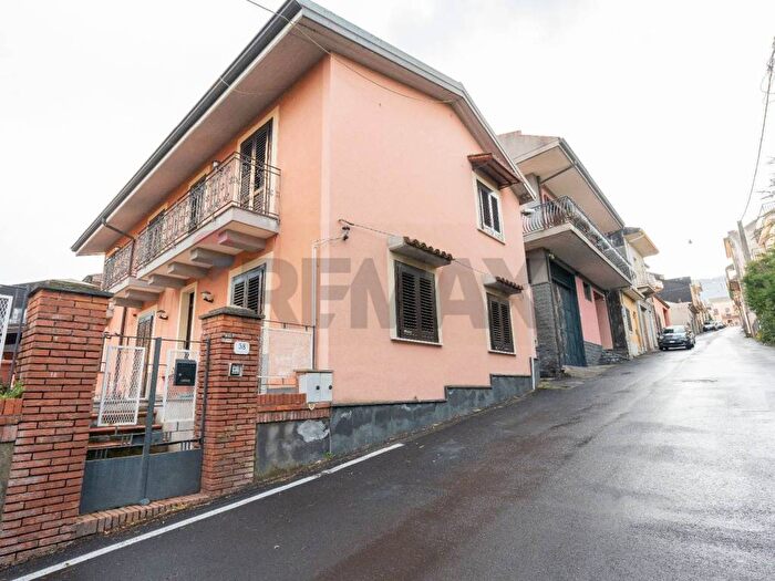 Casa con 5 locali in affitto in Via cancelliere, Centro, Zafferana Etnea