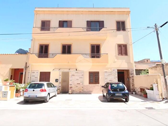Appartamento quadrilocale in affitto in Via Melchiorre Barbara, Trapani