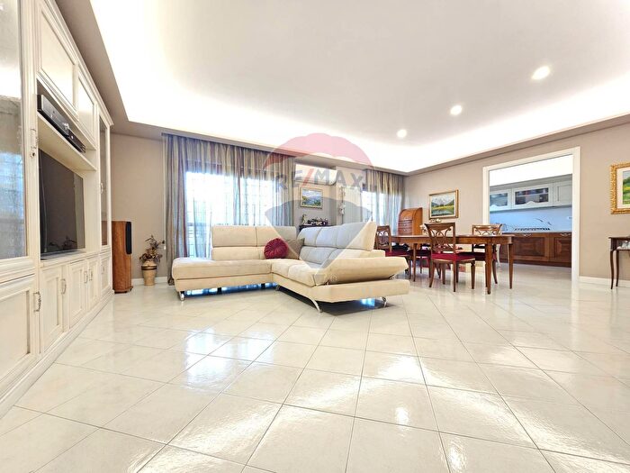 Appartamento quadrilocale in vendita in Via Monasterace, Roma