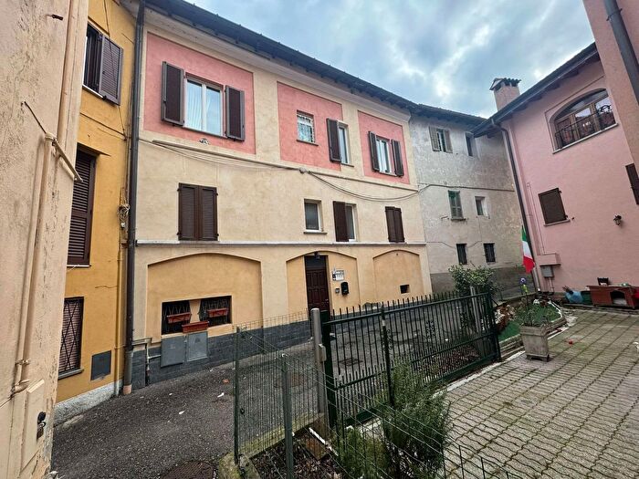 Appartamento con 6 locali in vendita in Lavena Ponte Tresa