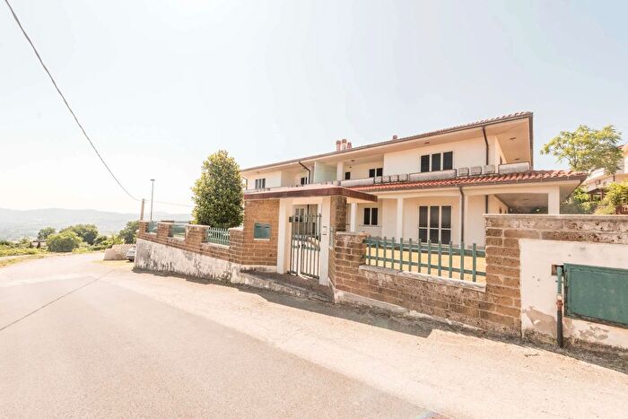 Appartamento quadrilocale in vendita in Via Lorenzo Grue, Rosciano