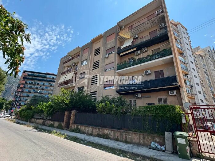 Appartamento con 5 locali in vendita in Via Villa Sofia, Palermo
