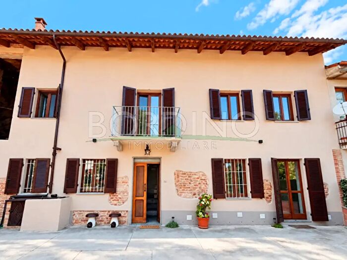 Casa con 6 locali in vendita in Via San Pietro Snc, Govone
