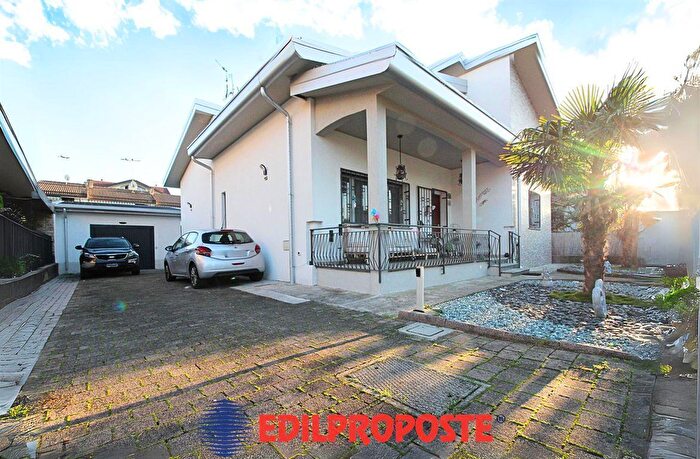 Casa con 5 locali in vendita in Via Rossini, Limbiate