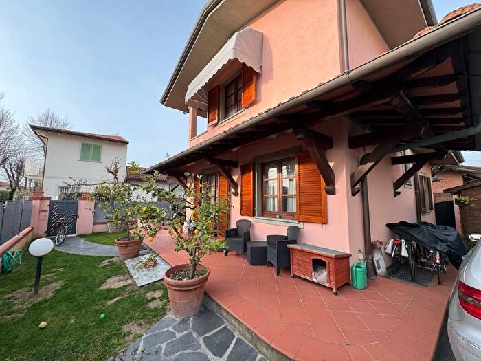 Casa quadrilocale in affitto in Via Duca dAosta, Centro, Forte dei Marmi