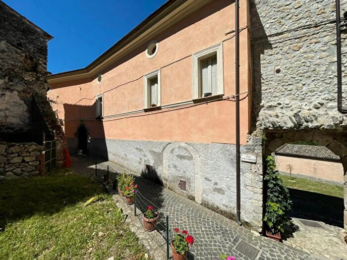 Casa con 14 locali in vendita in Pico Frosinone, Pico