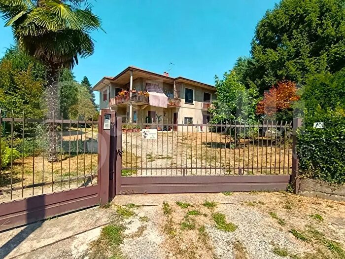 Casa con 8 locali in vendita in Vicolo Vignolo, Besnate