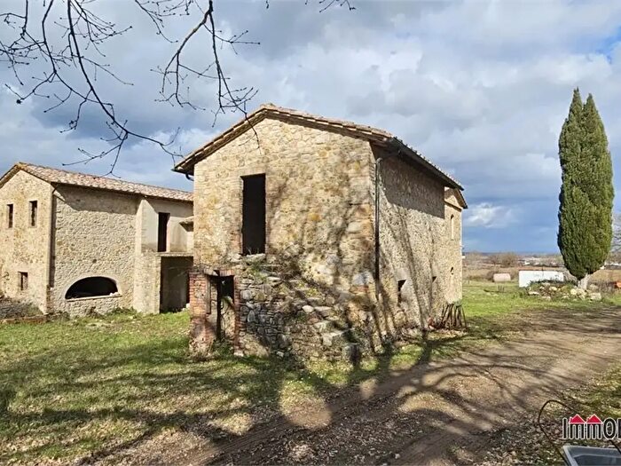 Casa con 15 locali in vendita in Casole DElsa