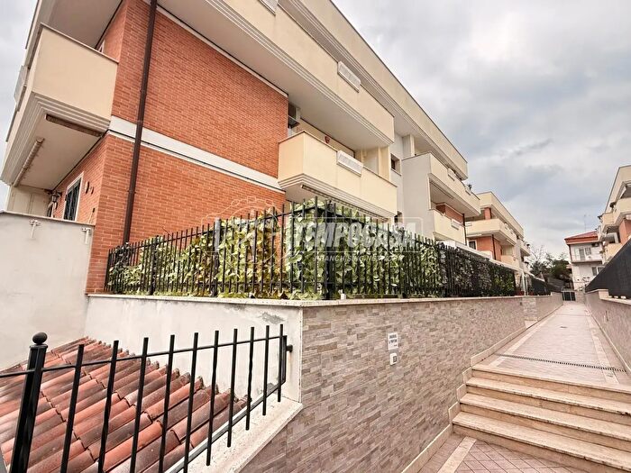 Appartamento quadrilocale in affitto in Via Casal del Marmo a, Roma