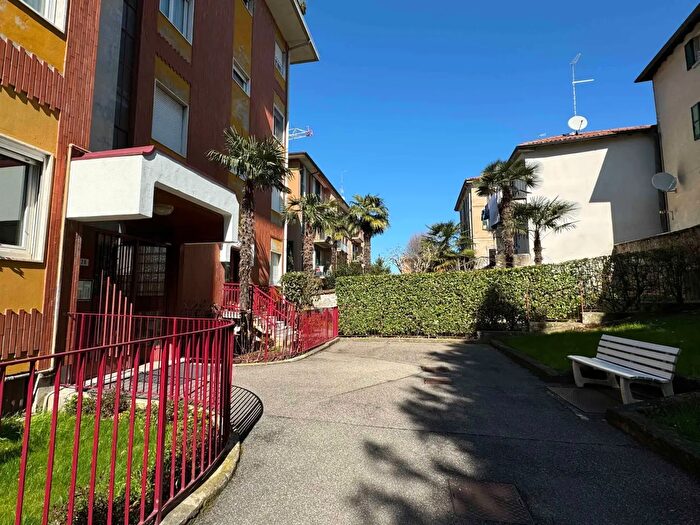 Appartamento trilocale in vendita in Via Volta, Appiano Gentile