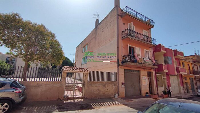 Casa con 10 locali in vendita in Via Giovanni Verga, Vittoria