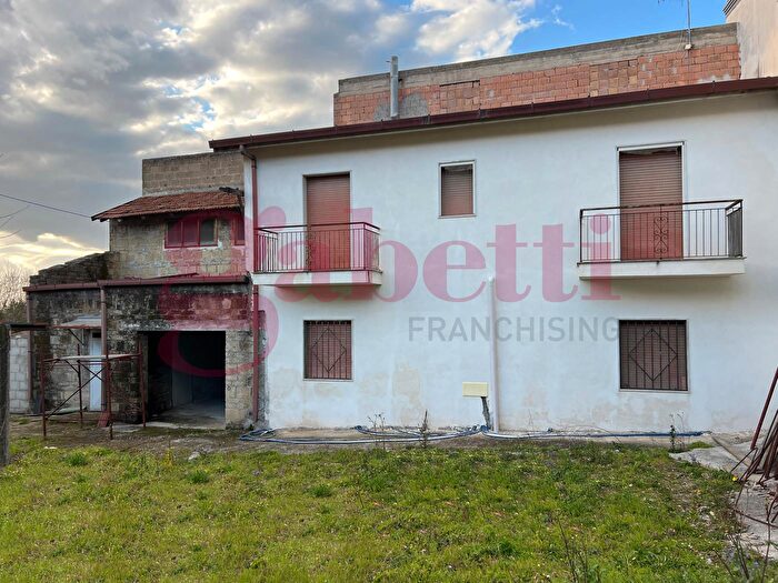 Casa con 6 locali in vendita in Via Nazionale Sannitica, Castelvenere