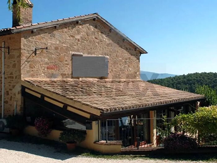 Casa con 15 locali in vendita in Bevagna