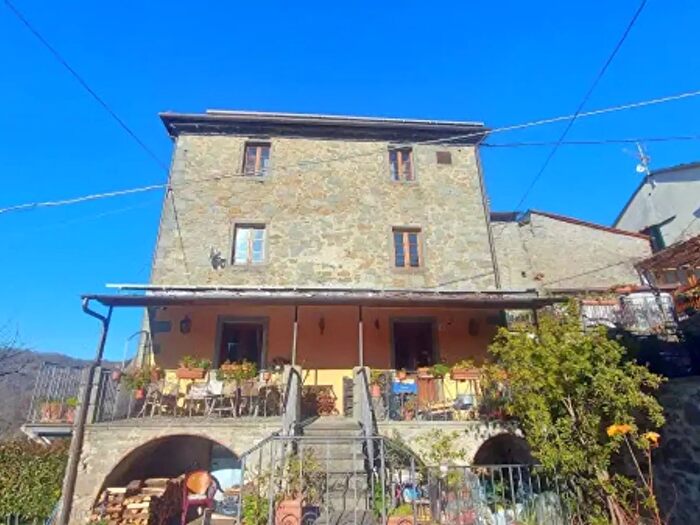 Casa con 6 locali in vendita in Bagni Di Lucca