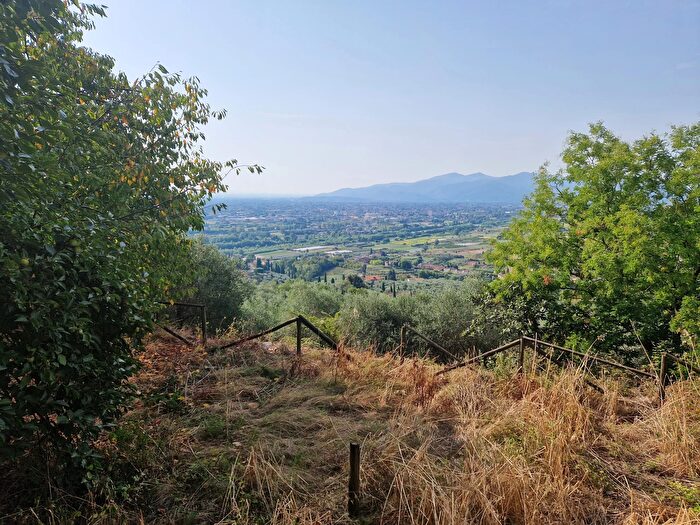 Casa con 12 locali in vendita in Via Montebonelli, Lucca