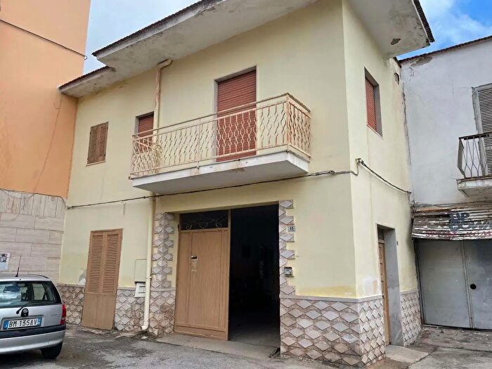 Casa con 10 locali in vendita in Piazza Bergamo, Mondragone