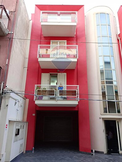 Appartamento con 8 locali in vendita in Via Leonida Bissolati, Solarino