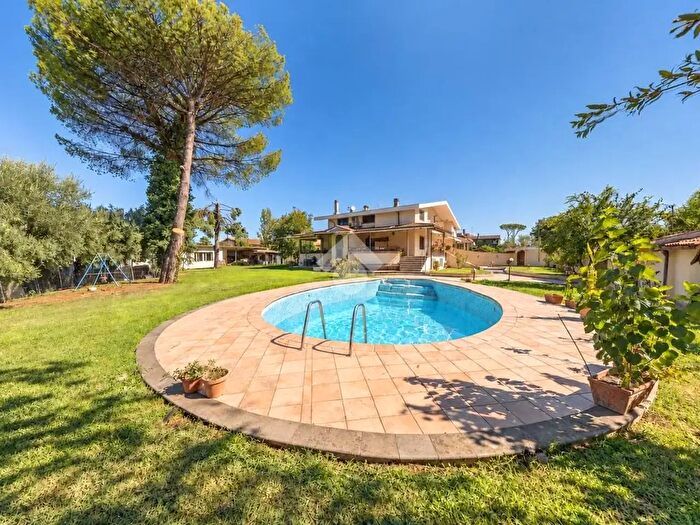 Casa con 11 locali in vendita in Via di Lunghezza, Roma