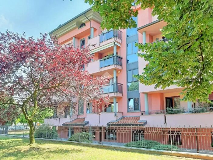 Appartamento trilocale in vendita in Via Q di Vona, Cassano D'Adda