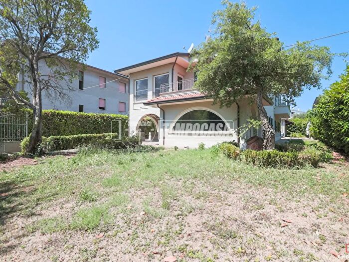 Casa con 8 locali in vendita in Forli'
