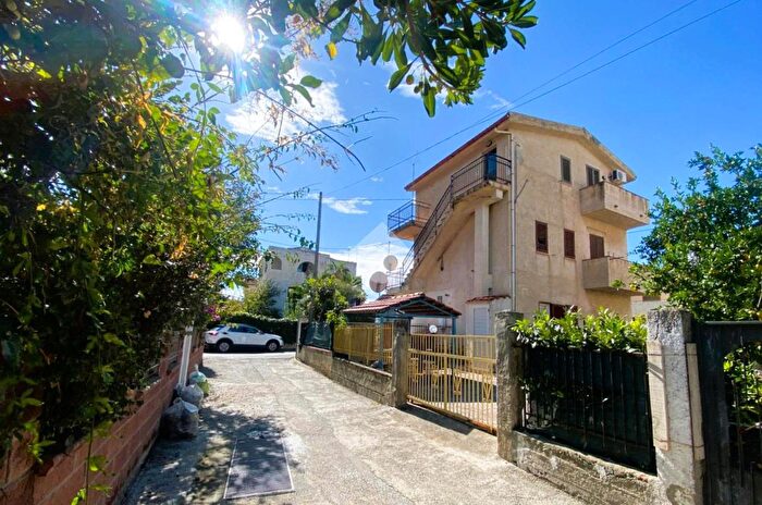 Appartamento trilocale in vendita in Via delle Allodole, Fiumefreddo Bruzio