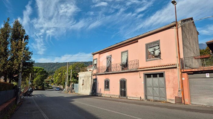 Casa con 6 locali in vendita in Via Zafferana Milo, Zafferana Etnea