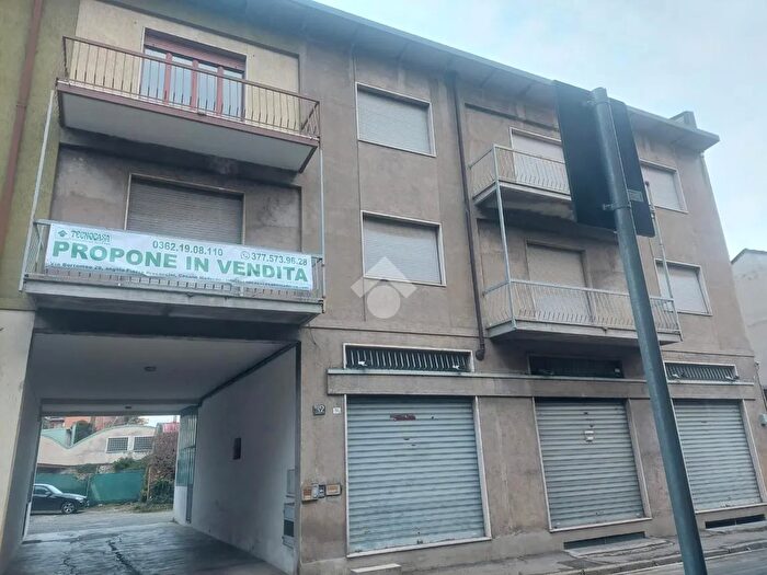 Casa con 11 locali in vendita in Via Conciliazione, Cesano Maderno