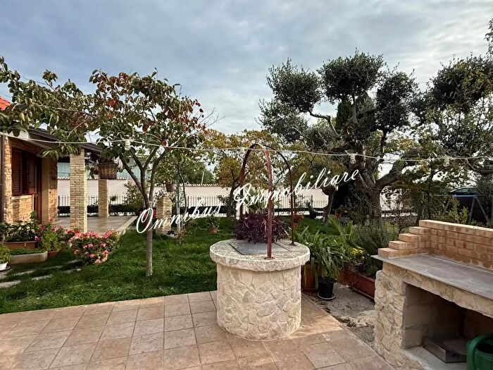 Casa con 5 locali in vendita in Troia