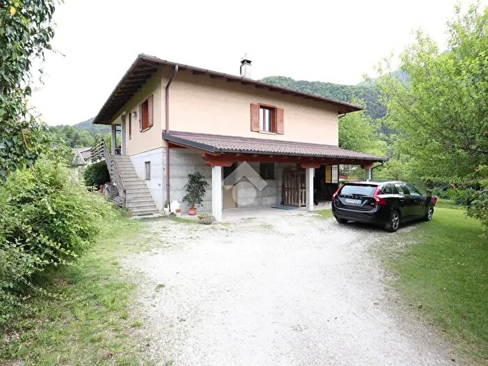 Casa quadrilocale in vendita in Via Ludan, Villa Santina