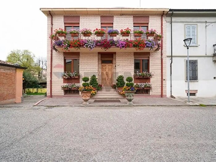 Casa con 7 locali in vendita in Via Gherli, Guastalla