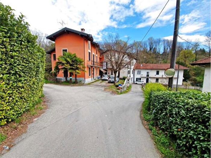 Appartamento trilocale in vendita in Via Privata Molino di Sopra, Leggiuno