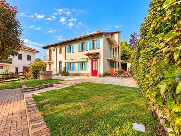 Casa con 5 locali in vendita in Via Pelisseri, Neive