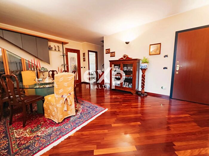 Appartamento trilocale in vendita in Monza