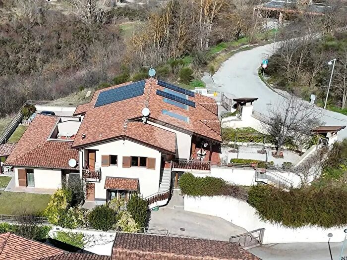 Casa con 7 locali in vendita in Via Bazzanese, LAquila