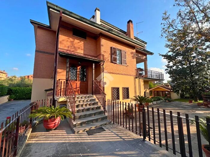 Appartamento trilocale in vendita in Via Vermicino, Roma