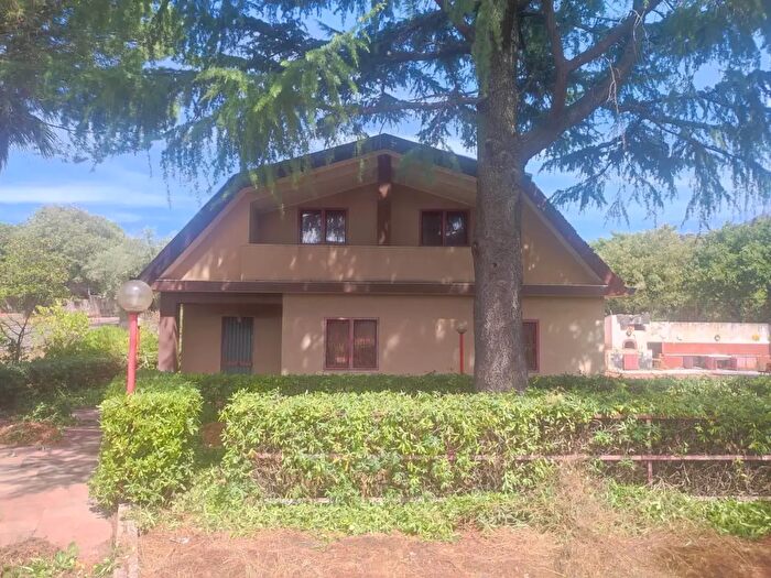 Casa con 10 locali in vendita in Belpasso