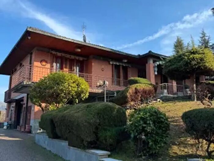 Casa con 6 locali in vendita in Via Cassinasco, Canelli