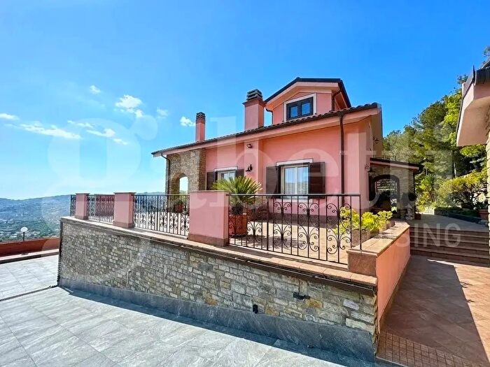 Casa trilocale in vendita in Strada Cason della Guardia Snc, Imperia