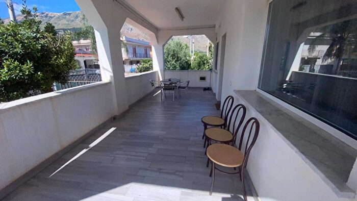 Casa con 9 locali in vendita in Via Capri Carini Palermo, Carini