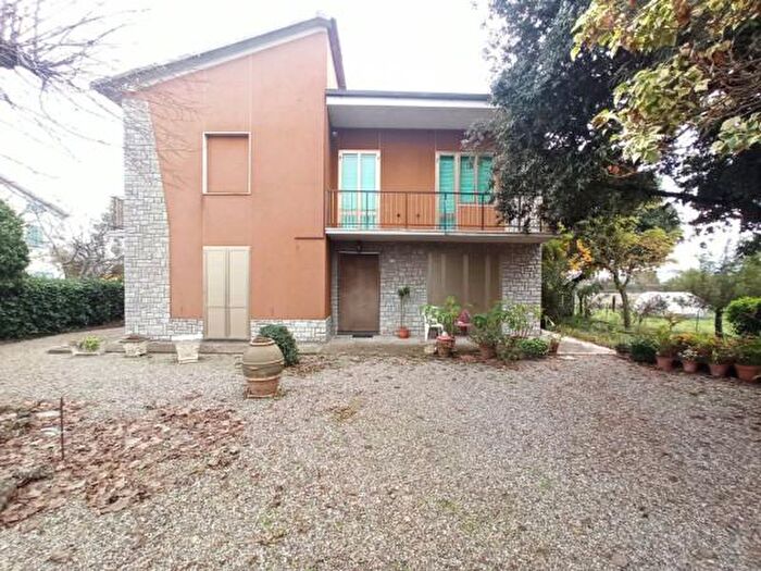 Casa con 6 locali in vendita in Via Roma, Castiglione Del Lago
