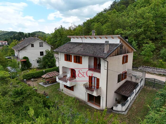 Casa con 9 locali in vendita in Località Montazzolino, Montefortino