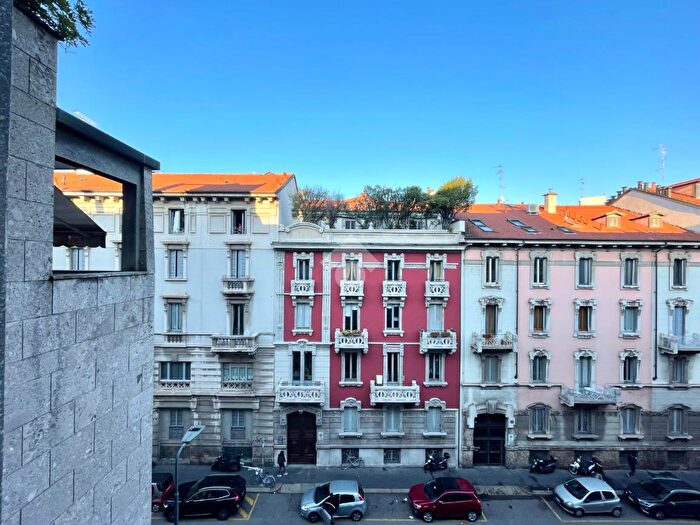 Appartamento trilocale in vendita in Via Errico Petrella, Milano