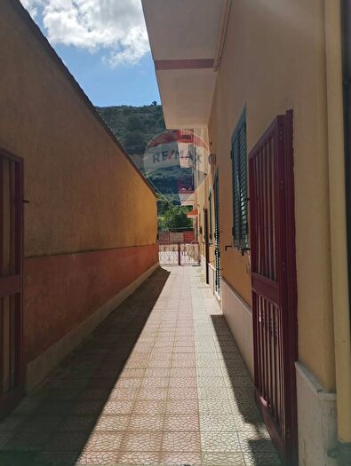 Appartamento trilocale in vendita in Viale Primo Maggio, Scicli